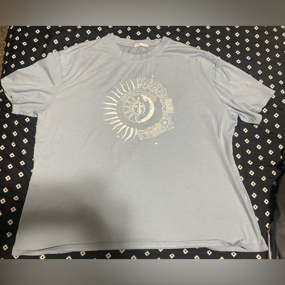 🔥2/$10 Romwe Sun/Moon pattern Light Blue Oversized T-shirt - size l/xl - Picture 1 of 9